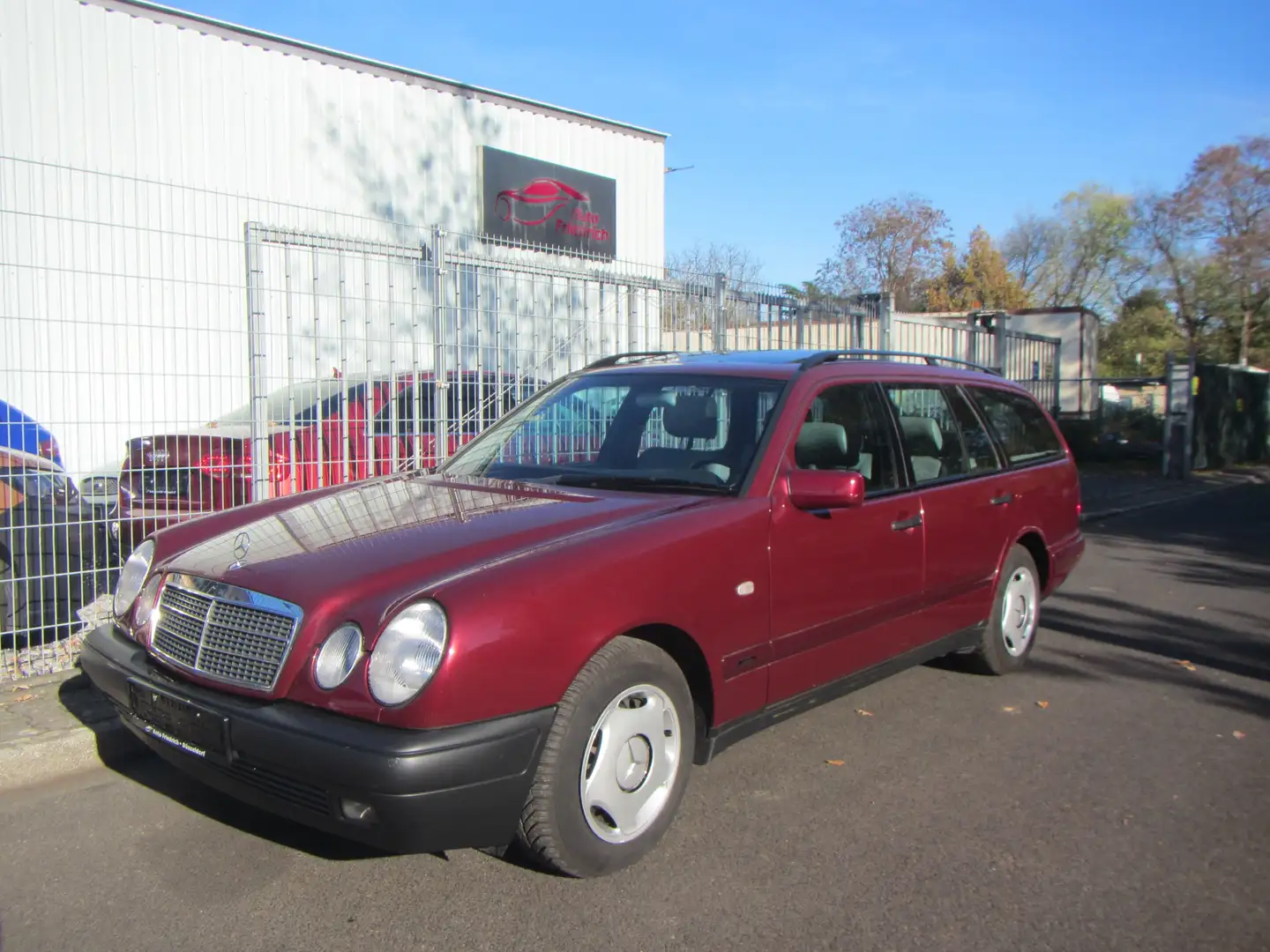 Mercedes-Benz E 240 E-Klasse T Classic, nur 61tkm, TÜV neu, 1. Hand Rot - 2