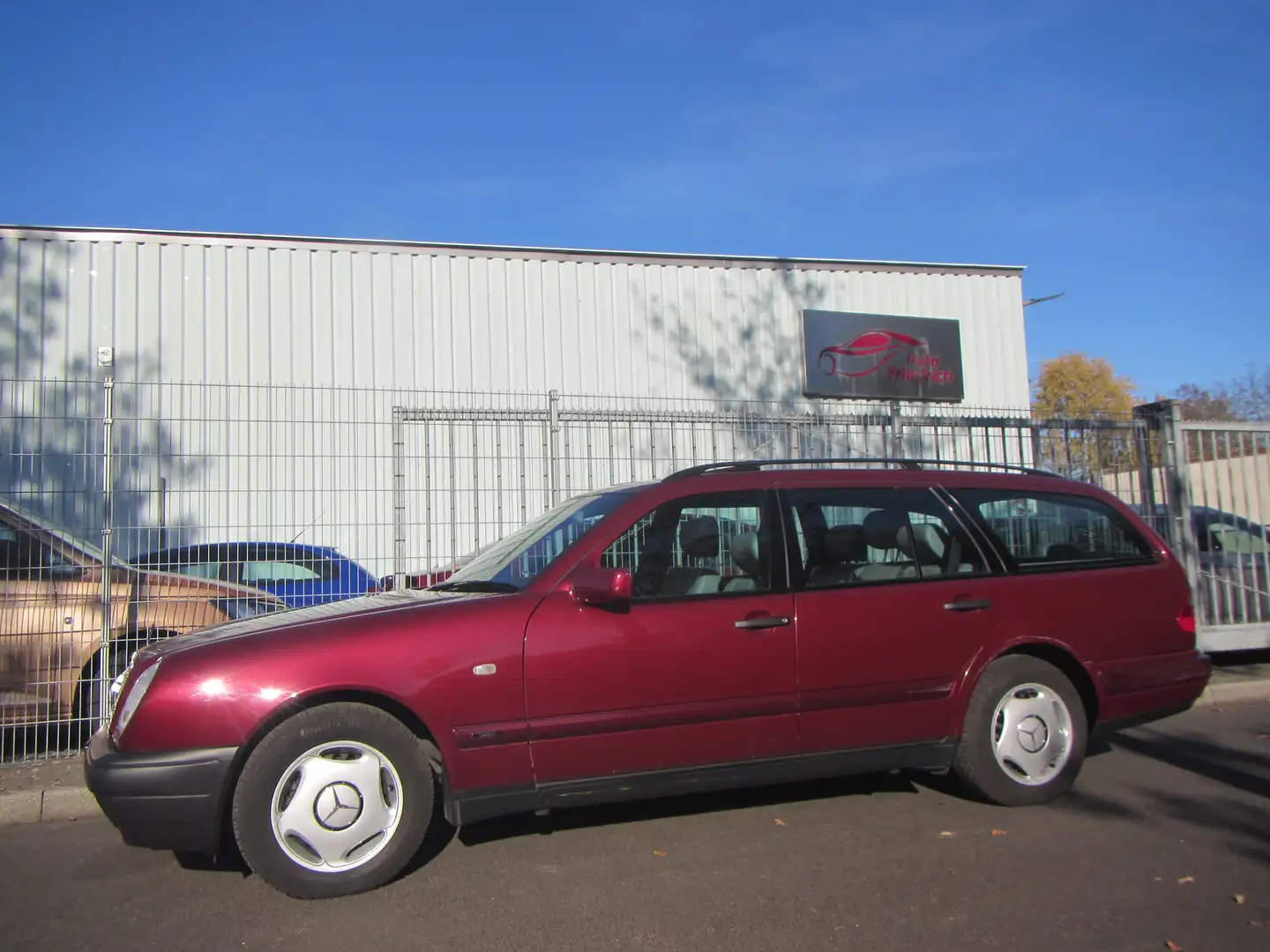 Mercedes-Benz E 240 E-Klasse T Classic, nur 61tkm, TÜV neu, 1. Hand Rot - 1