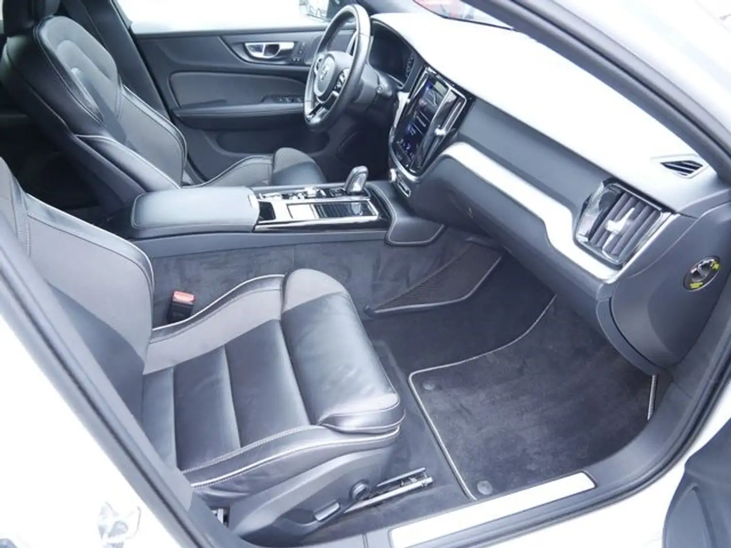 Volvo V60 Recharge T6 AWD R-Design H K NAVI AHK LED Weiß - 2