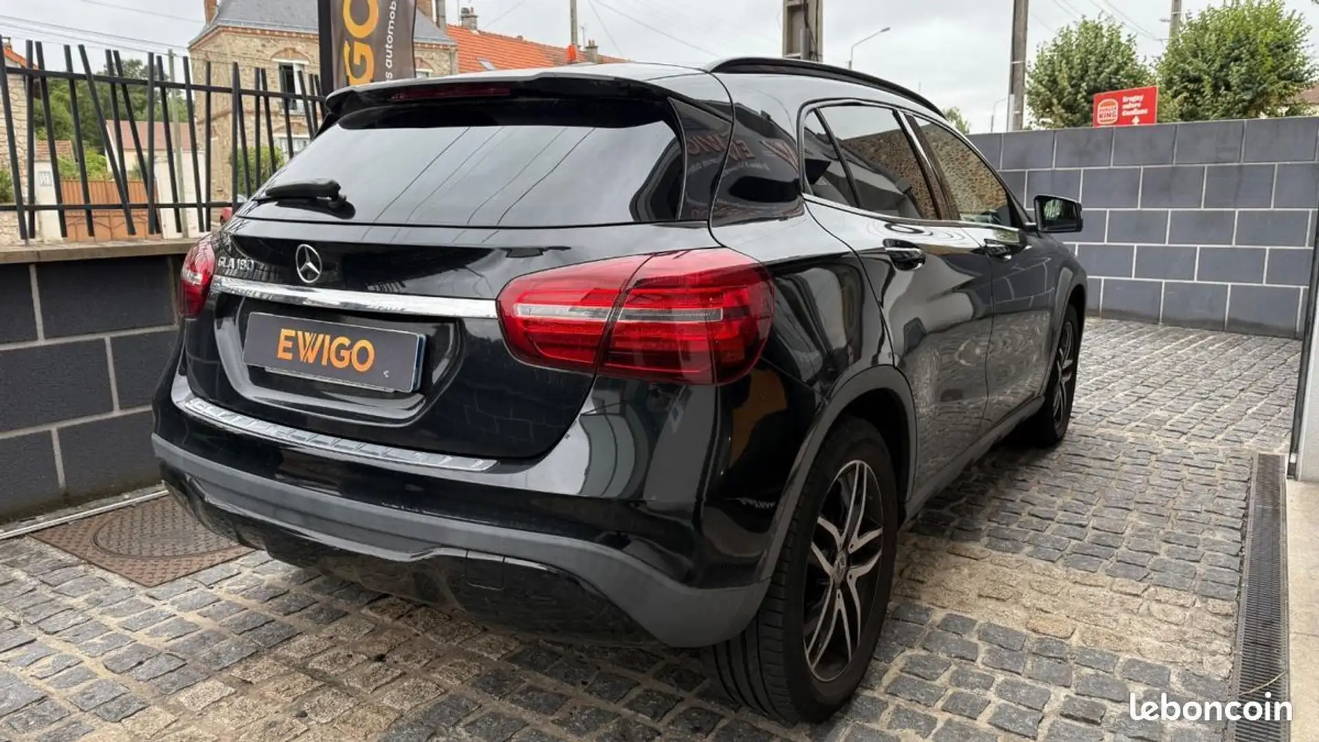 Mercedes-Benz GLA 180 Classe Mercedes 1.6 180 120ch INSPIRATION 7G-DCT BVA Zwart - 2