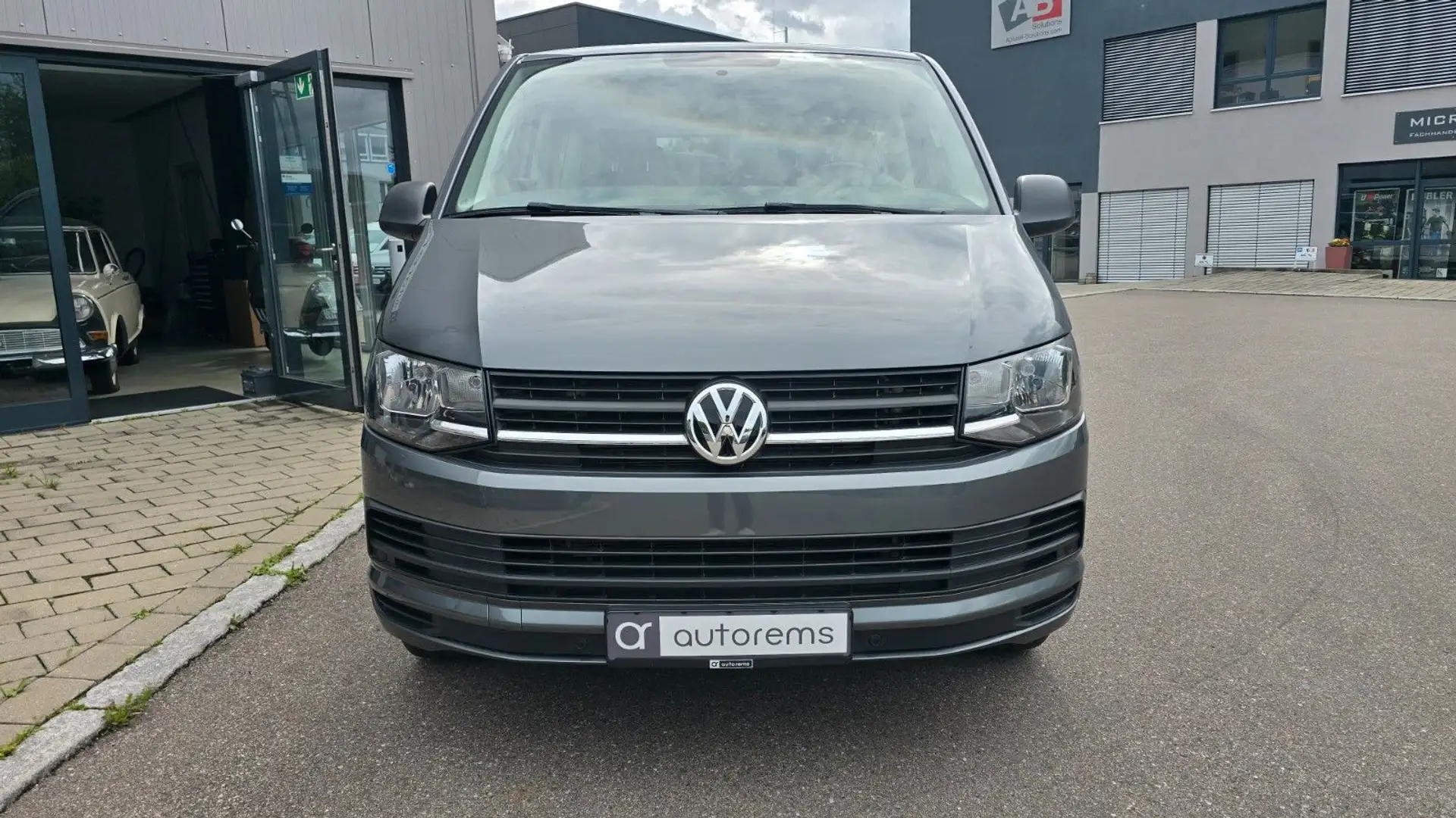 Volkswagen T6 Multivan *KINDERSITZ*AHK*STANDH.*BETTFUNKTION* Grau - 2