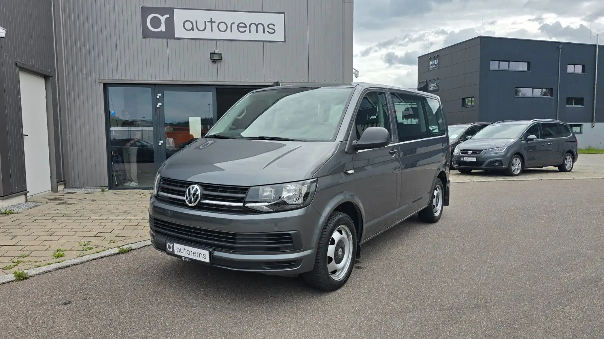 Volkswagen T6 Multivan *KINDERSITZ*AHK*STANDH.*BETTFUNKTION* Grau - 1