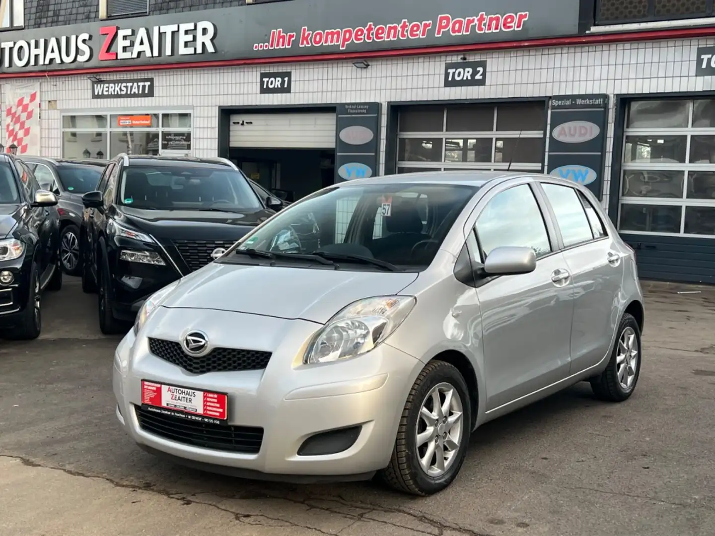 Toyota Yaris 1,33 Dual VVT-i*Inspektion*TÜV* Grau - 2