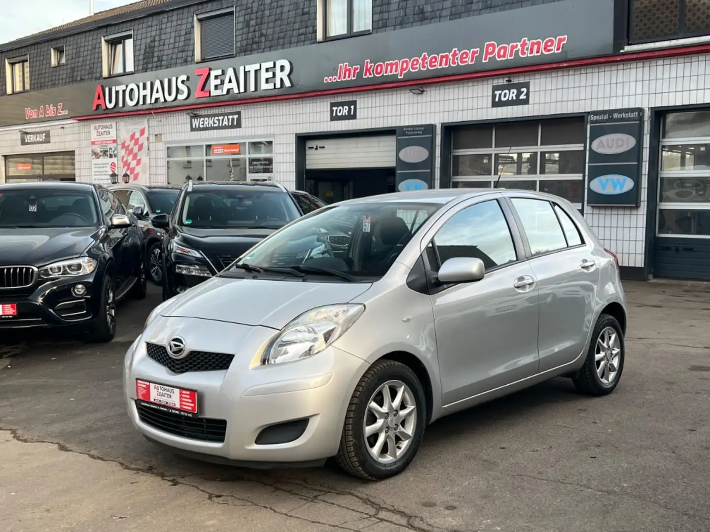 Toyota Yaris 1,33 Dual VVT-i*Inspektion*TÜV* Grau - 1