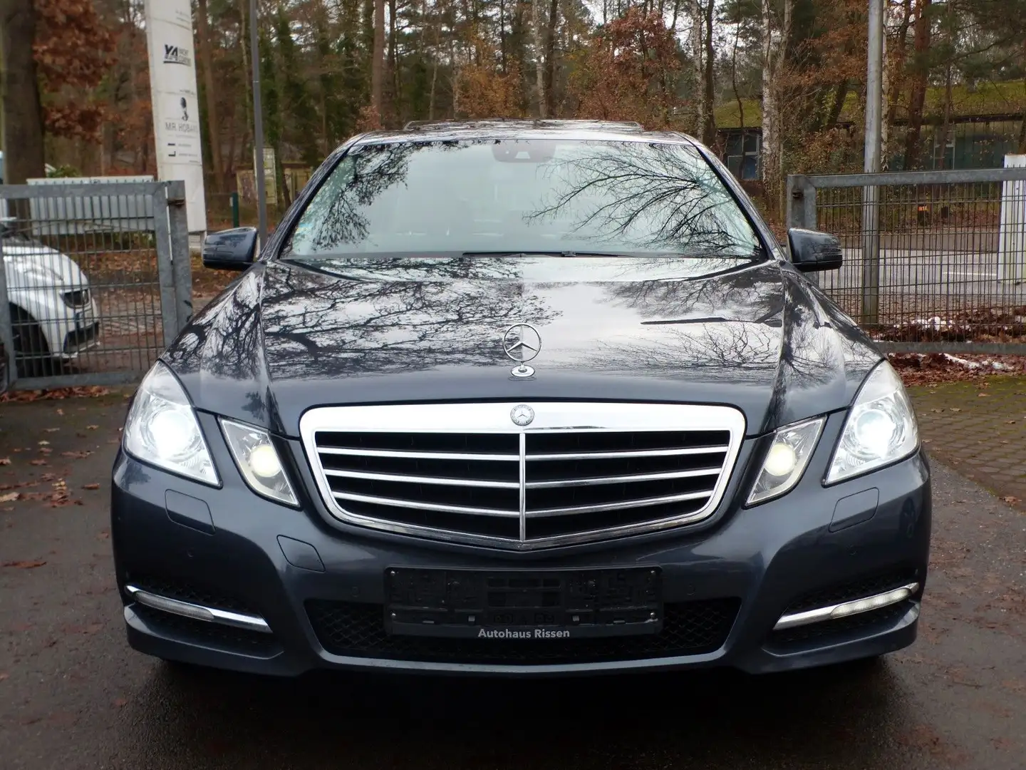Mercedes-Benz E 220 E220 CDI Lim. BlueEff Avantgarde SDach ILS Nav Grau - 2