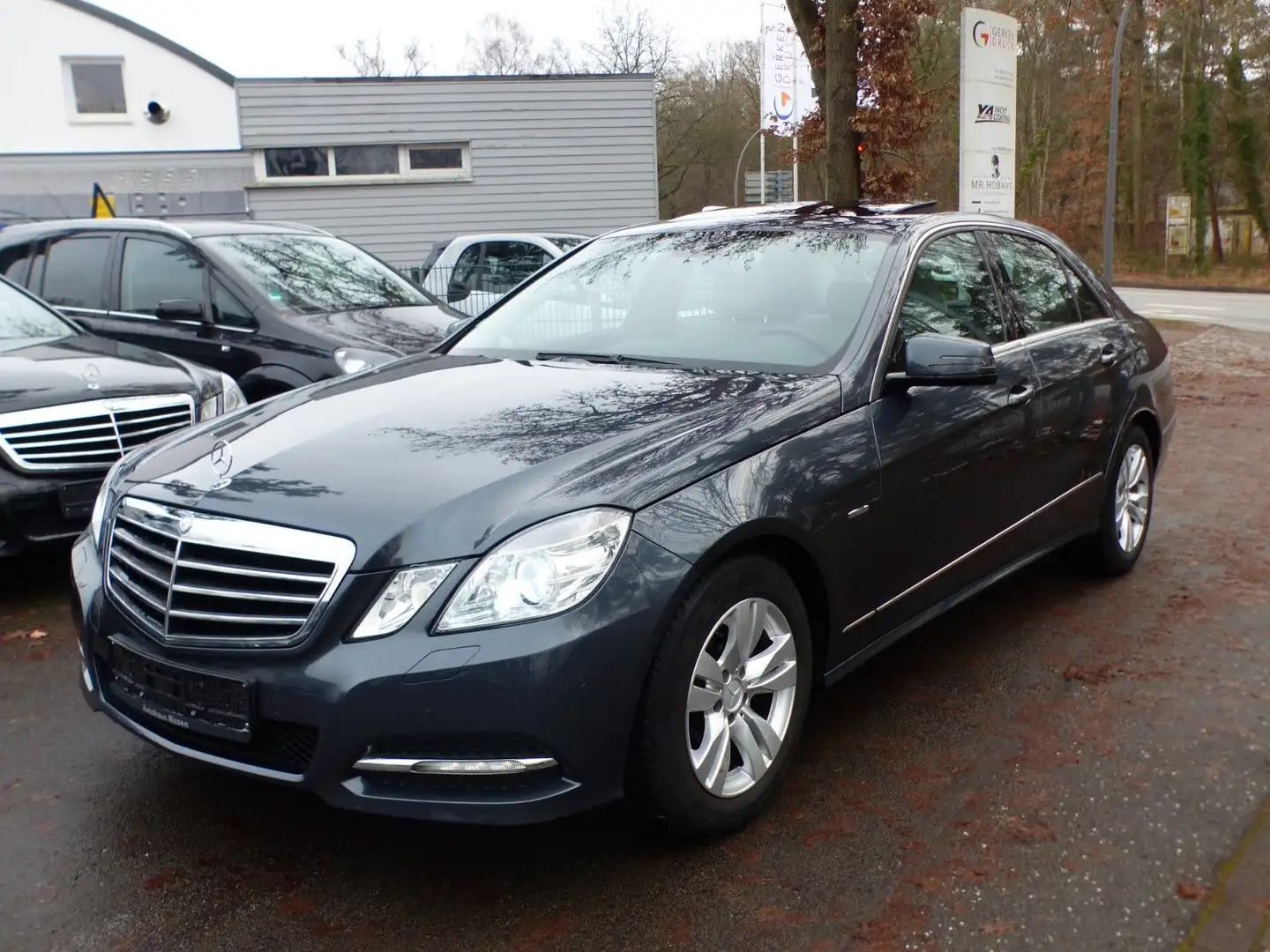 Mercedes-Benz E 220 E220 CDI Lim. BlueEff Avantgarde SDach ILS Nav Grau - 1