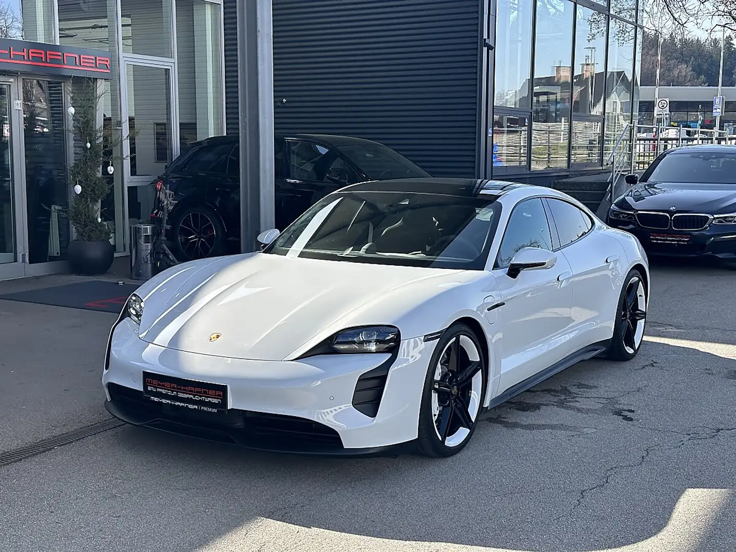 Porsche Taycan GTS 83,7kWh Panorama, 360 Kamera, SZH, 21" Aluf... Weiß - 1