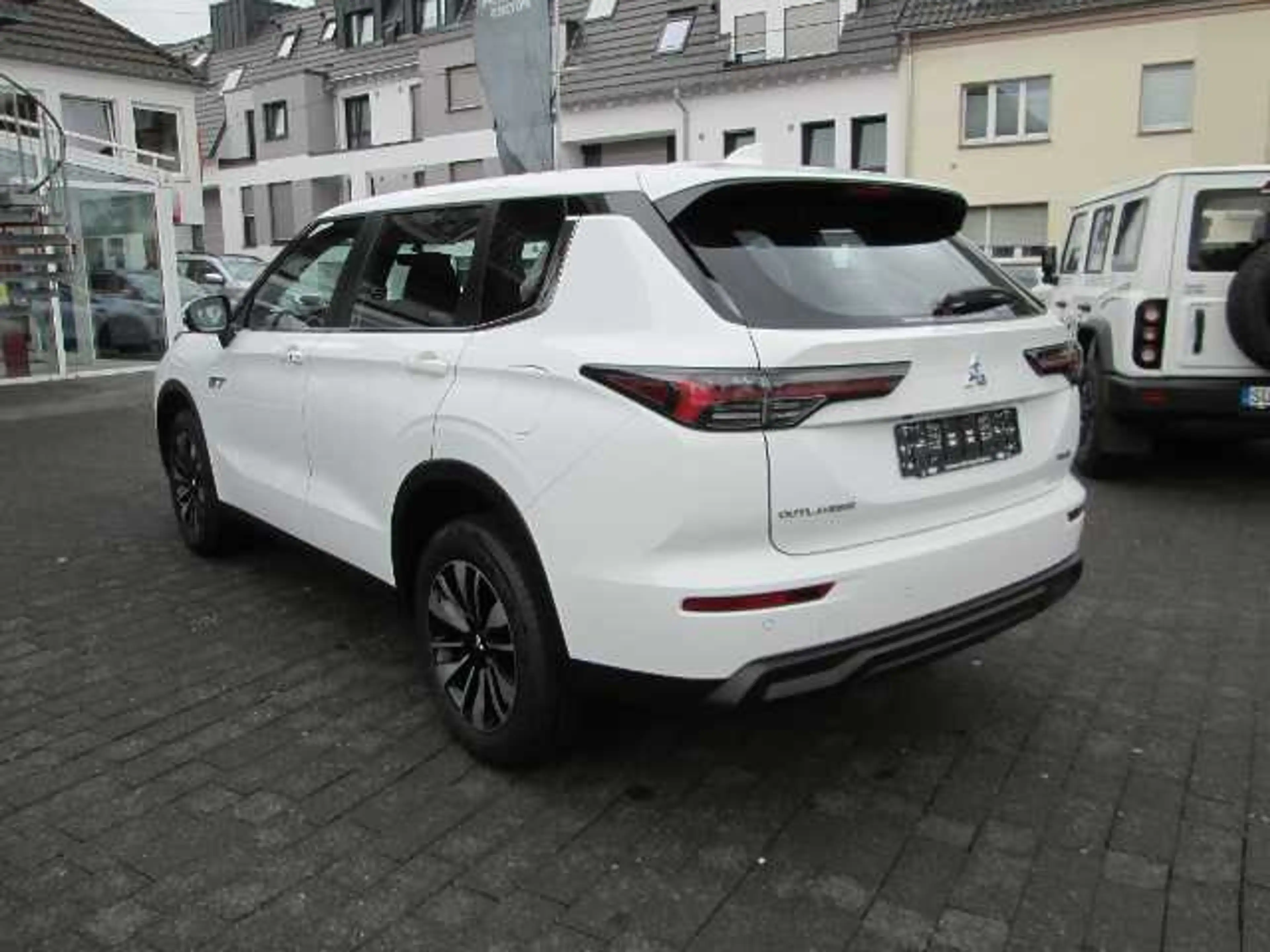 Mitsubishi Outlander 2.4L PHEV Diamant — photo 9