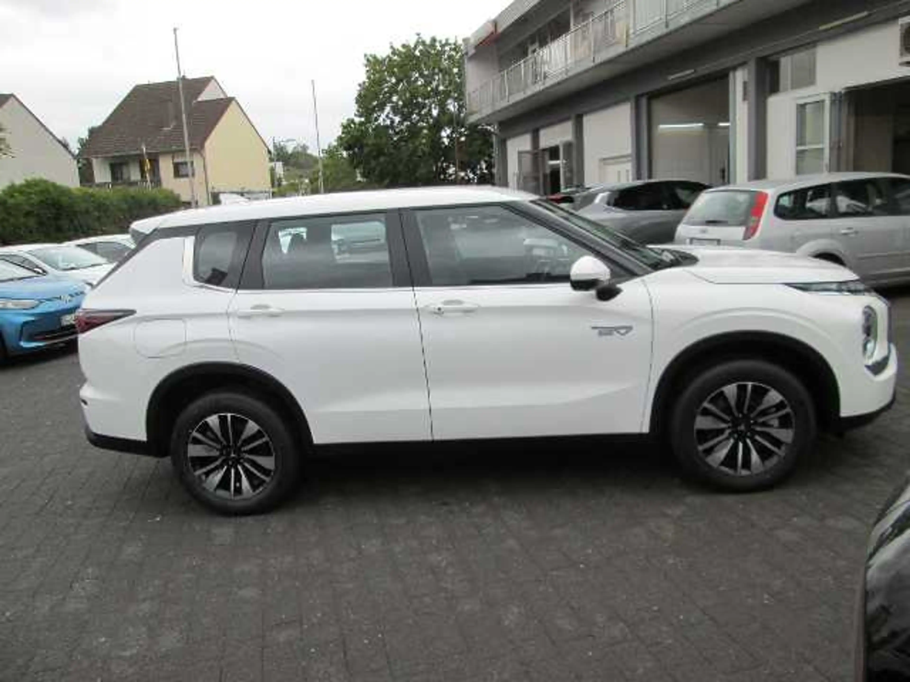 Mitsubishi Outlander 2.4L PHEV Diamant — photo 6