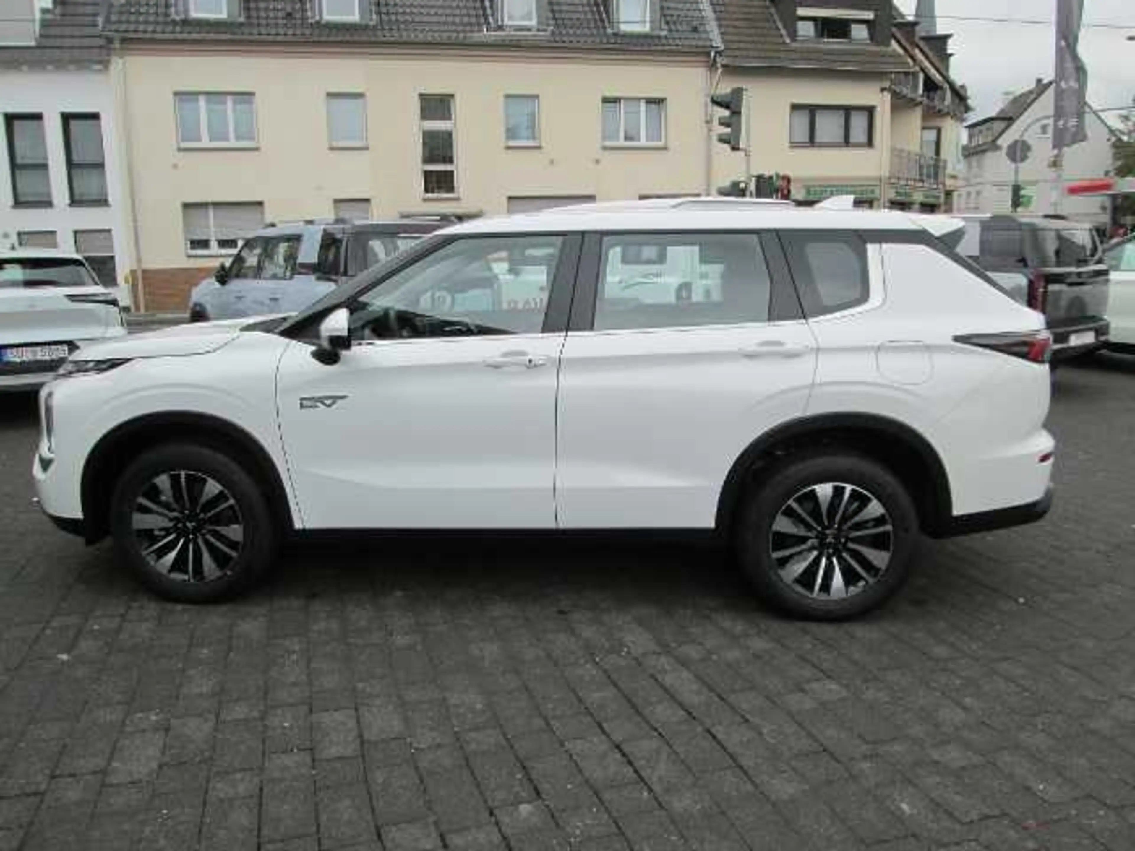Mitsubishi Outlander 2.4L PHEV Diamant — photo 10