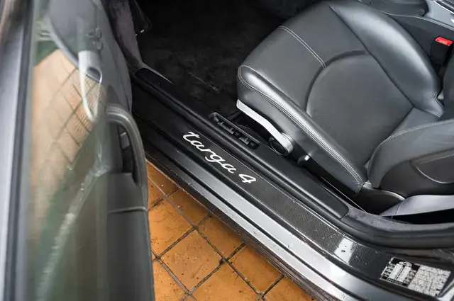 Porsche 911 view 19