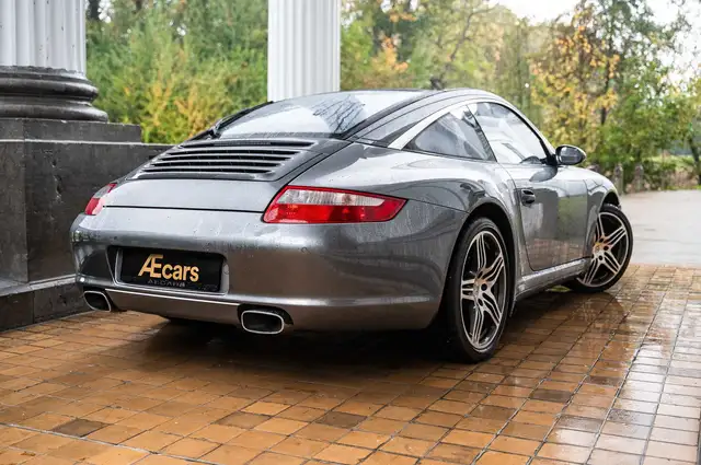 Porsche 911 view 3