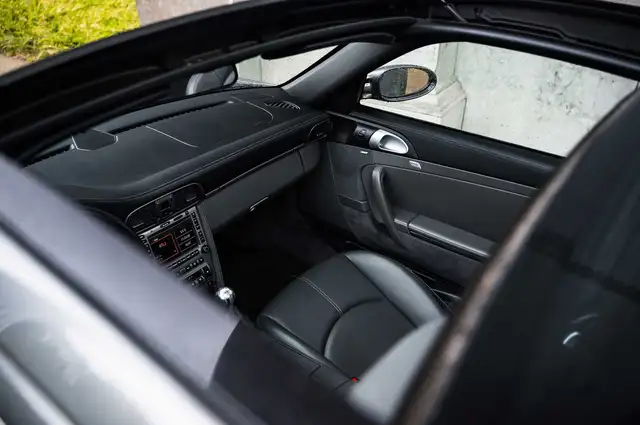 Porsche 911 view 7