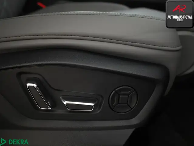 Audi SQ8 view 11