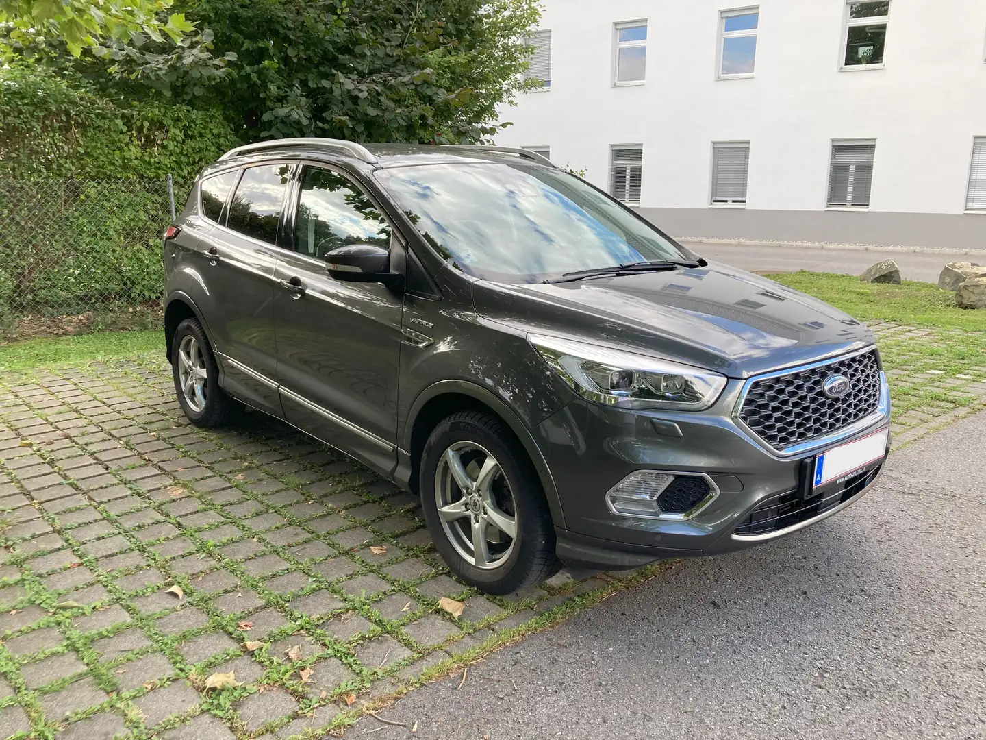 Ford Kuga Kuga 2,0 TDCi Vignale Powershift Aut. AWD Grau - 2