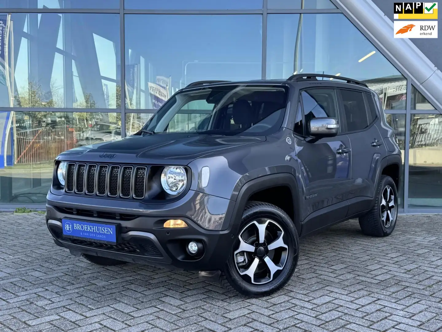 Jeep Renegade 4xe 240pk Plug-in Hybrid Electric Trailhawk Camera Grijs - 1