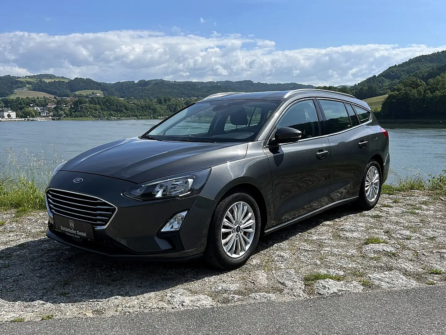 Ford Focus Traveller 2,0 EcoBlue SCR Titanium Aut. Grau - 1