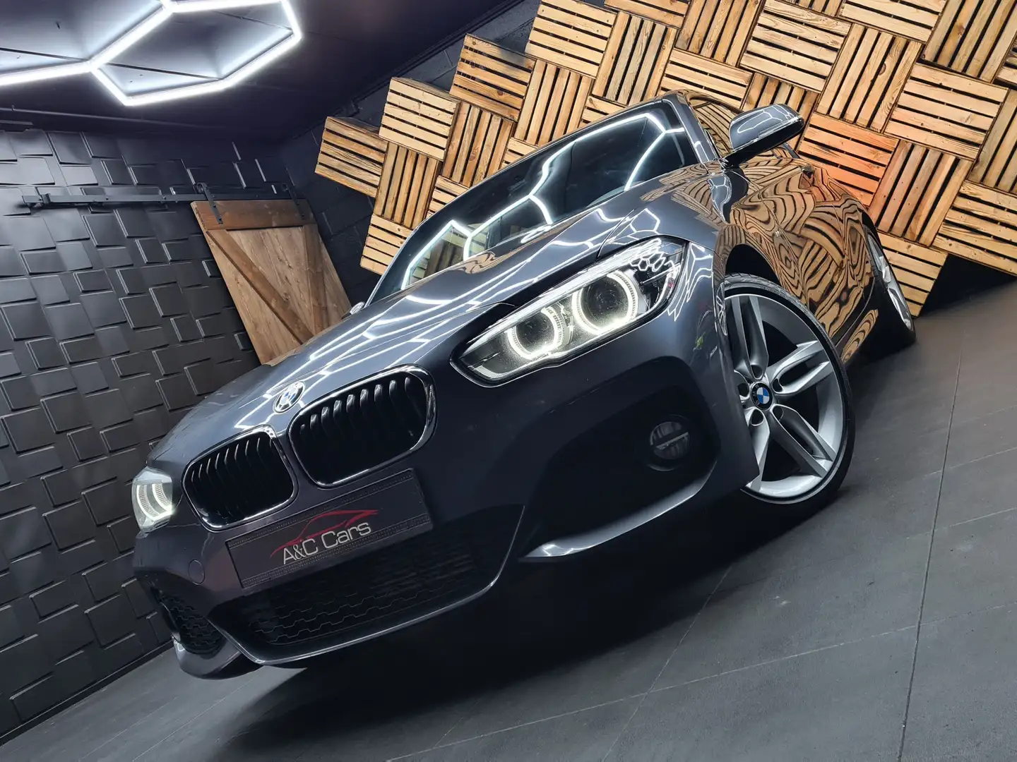 BMW 116 M pack - Groot scherm - Afneembare Trekhaak Gris - 1