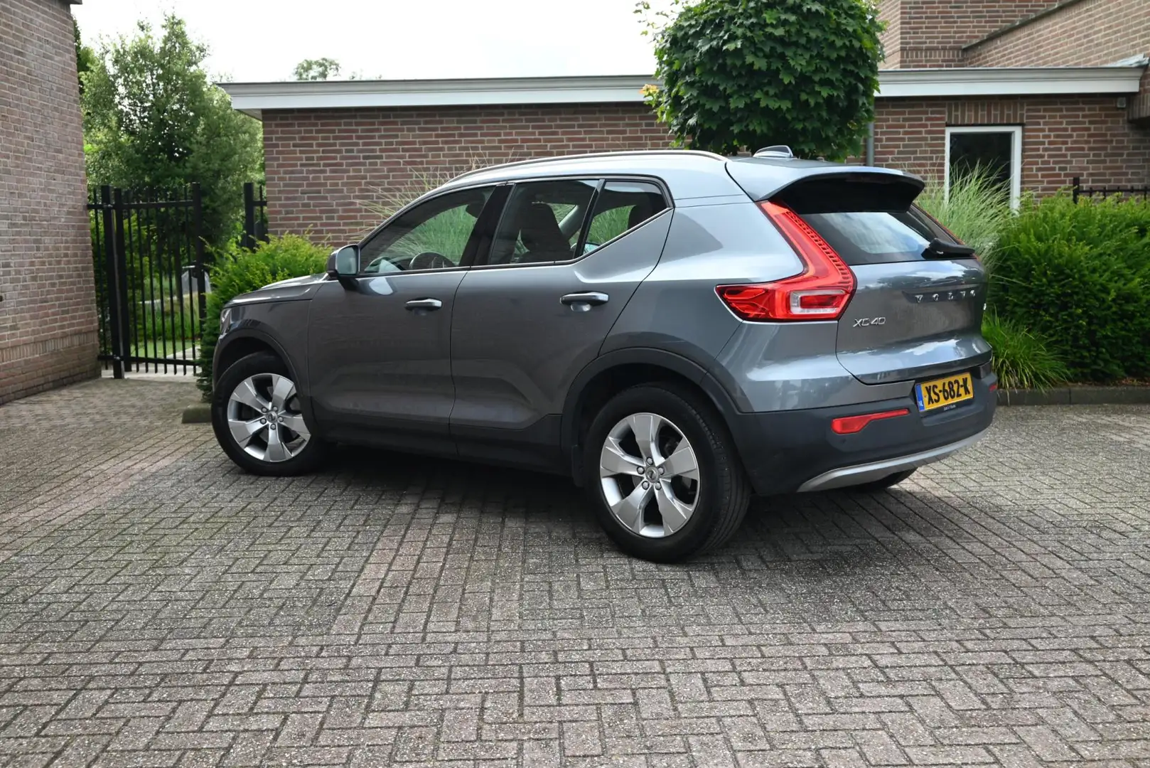 Volvo XC40 2.0 T4 Momentum 190 PK Trekhaak Leder Camera Harma Grijs - 2