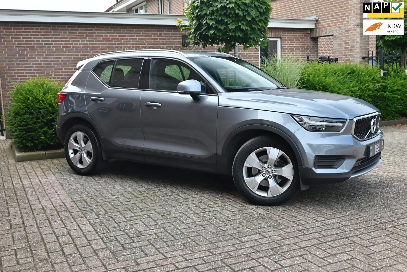 Volvo XC40 2.0 T4 Momentum 190 PK Trekhaak Leder Camera Harma Grijs - 1