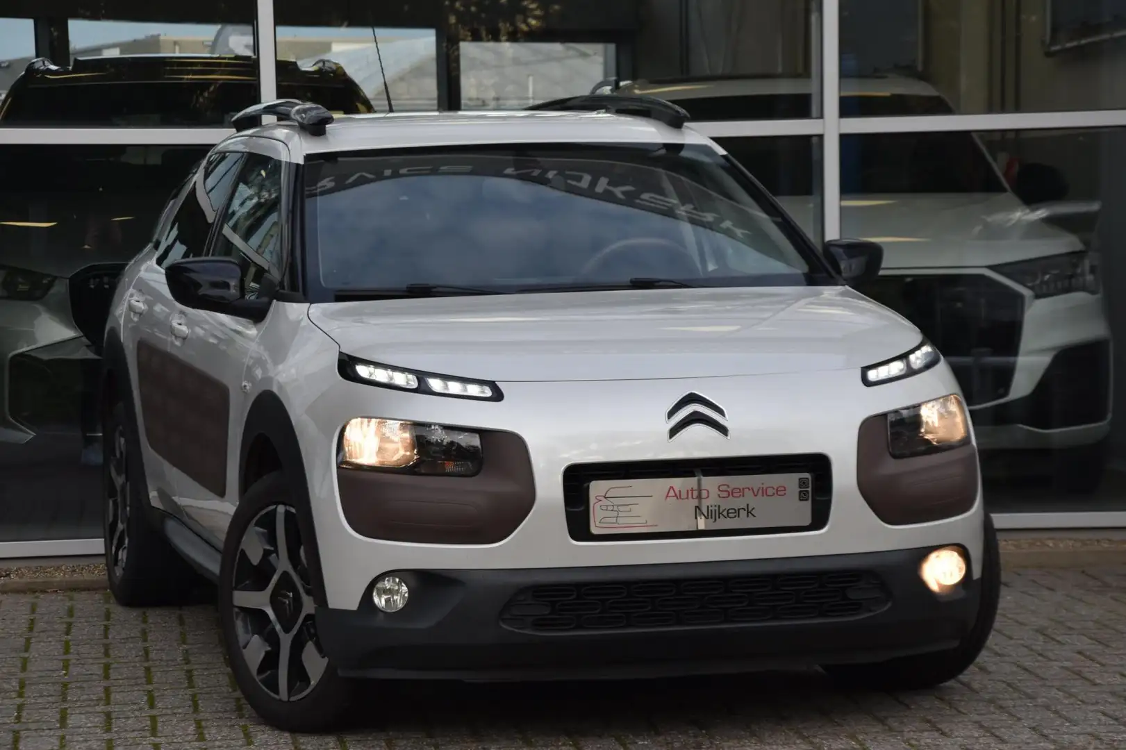 Citroen C4 Cactus 1.2 PureTech Shine Airco Leder Pdc Nav. Trekhaak Wit - 1