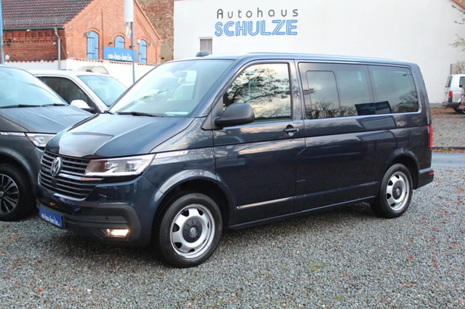 Volkswagen T6.1 Multivan 150PS DSG 4Motion LED Navi Standhz Blau - 1