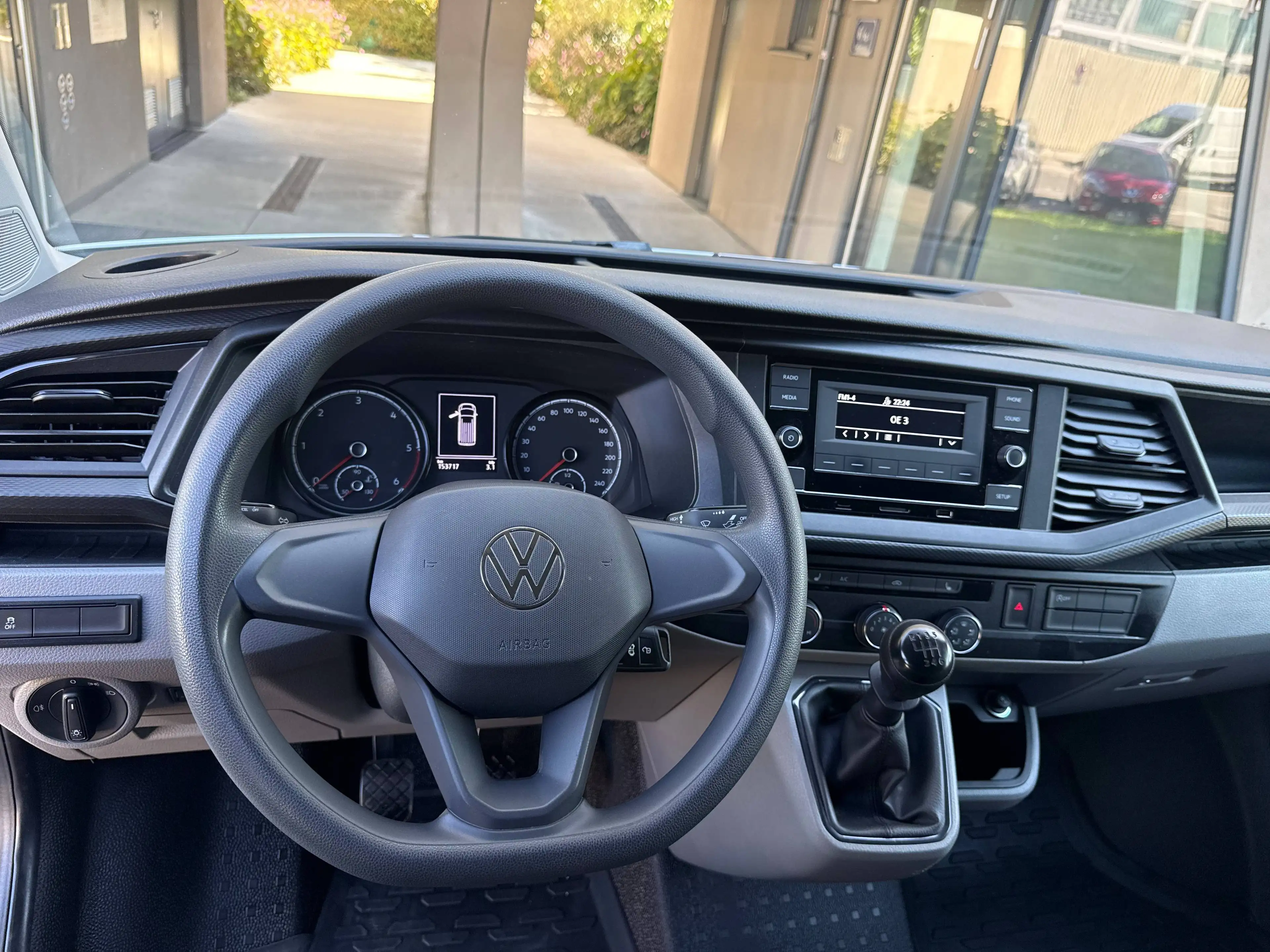 Volkswagen T6.1 Transporter LR 2.0 TDI //LANGER RADSTAND// — photo 11