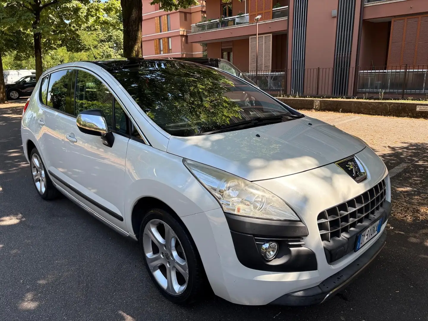 Peugeot 3008 1.6 HDi 110CV cambio robotizzato Premium Bianco - 1