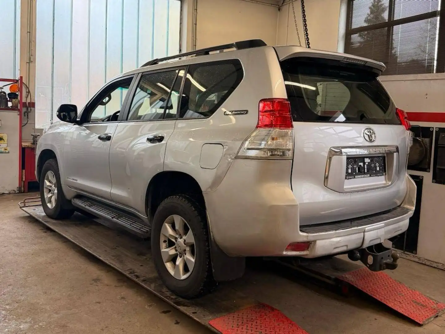 Toyota Land Cruiser Landcruiser 300 3,0 D-4D 190 DPF Premium Aut. Premium Grau - 2