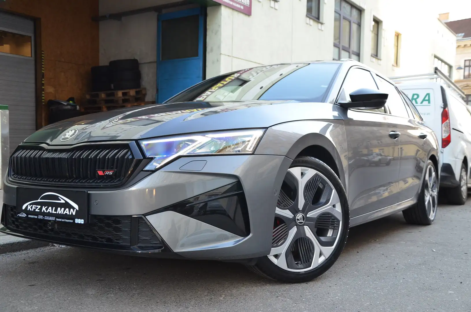 Skoda Octavia 2.0 TSI 195 kW RS Grau - 1