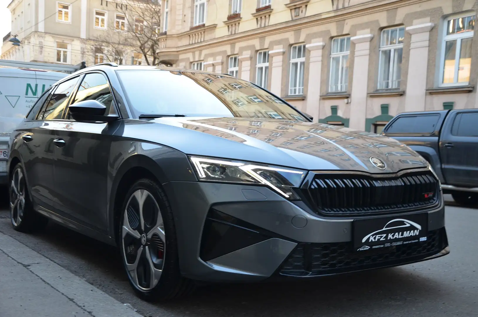 Skoda Octavia 2.0 TSI 195 kW RS Grau - 2