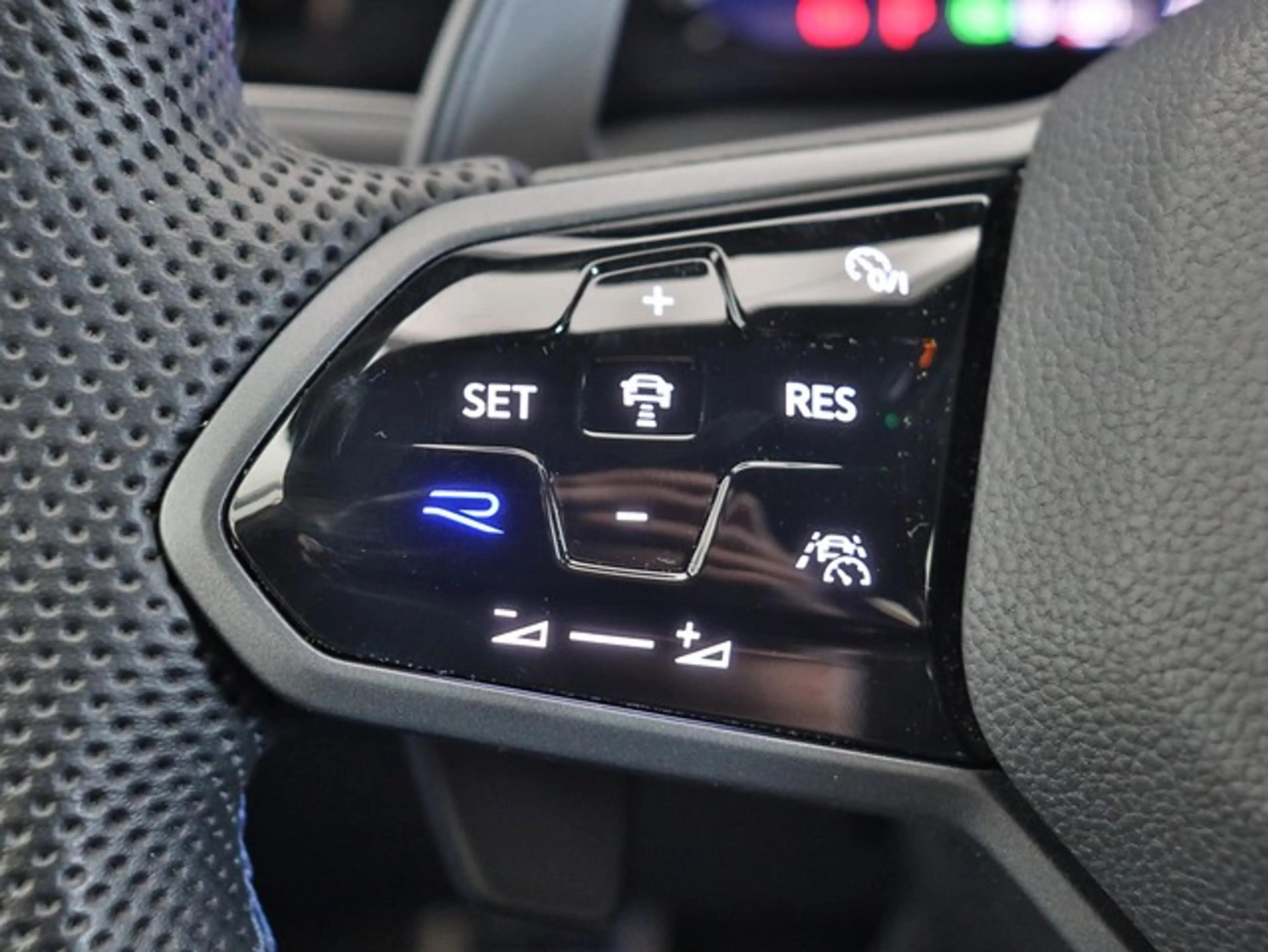 Volkswagen Golf R 2.0 TSI DSG+MATRIX+NAVI+DCC+ACC+RFK+HAMAN — photo 16