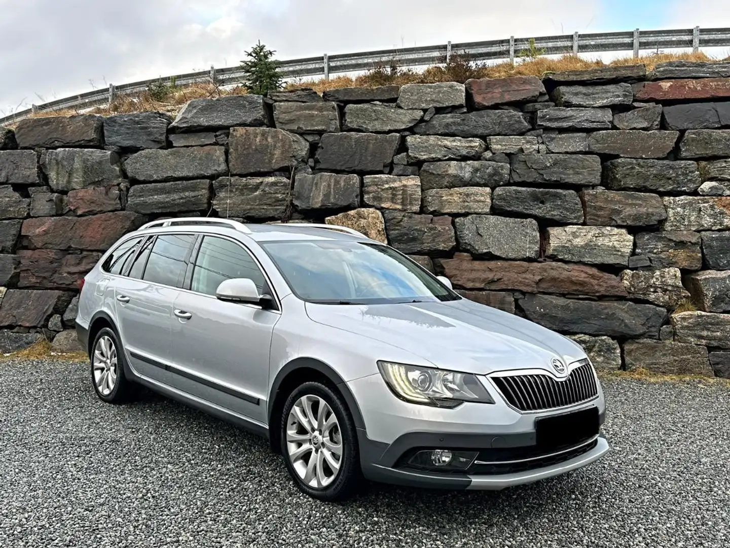Skoda Superb Combi 2.0 TDI Green tec 4x4 Exclusive Ezüst - 1