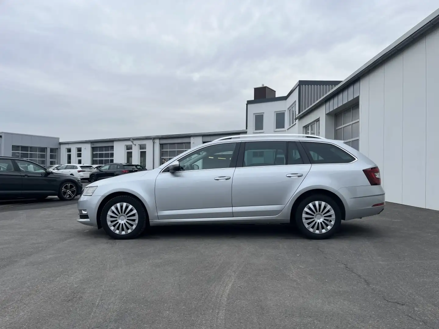 Skoda Octavia Combi 2.0 TDI DSG Style 94€ m. 20% Anzahlung AHK Silber - 2