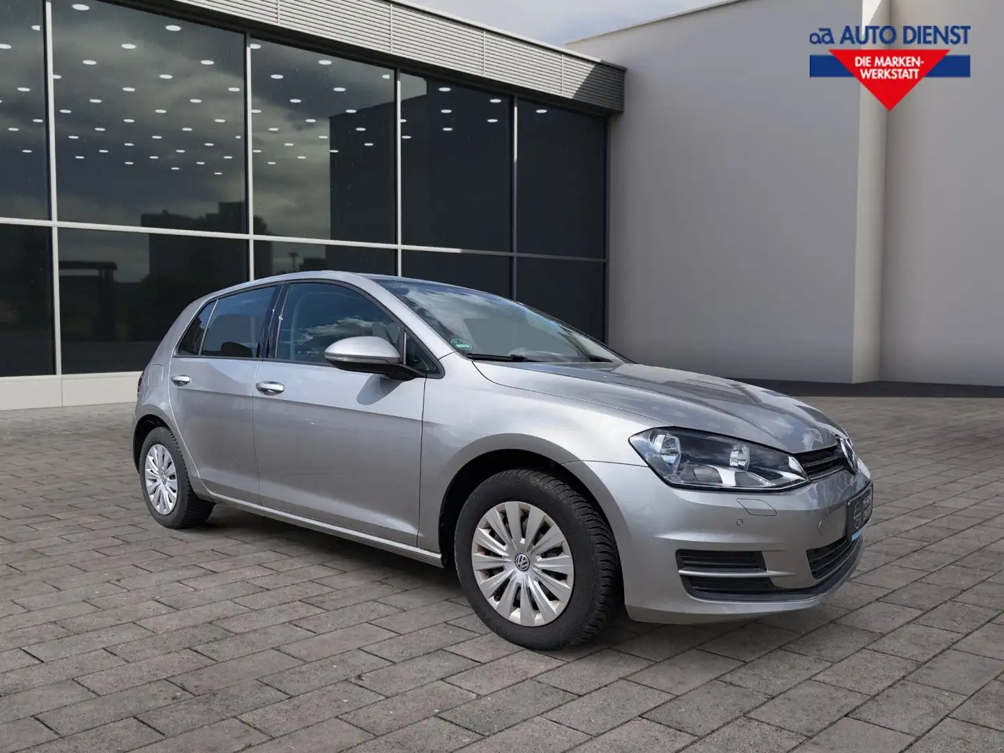 Volkswagen Golf VII Lim. Trendline BMT Argent - 2
