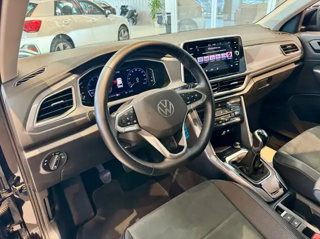 Volkswagen T-Roc view 9