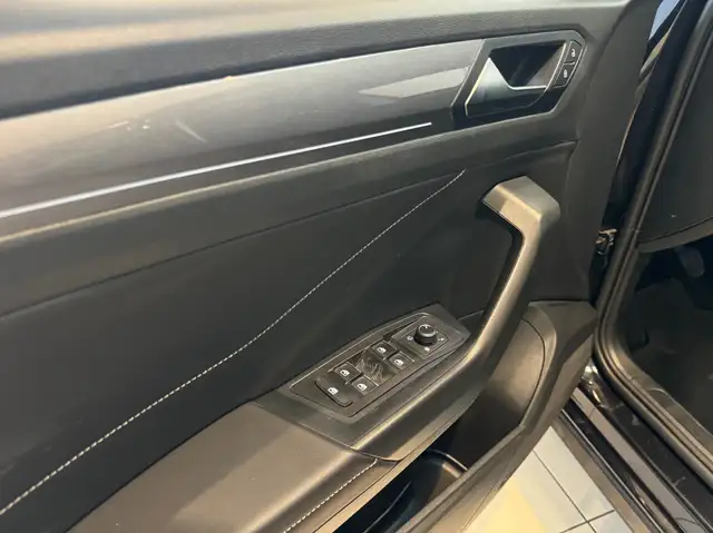 Volkswagen T-Roc view 8