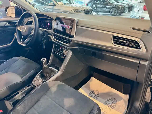 Volkswagen T-Roc view 14