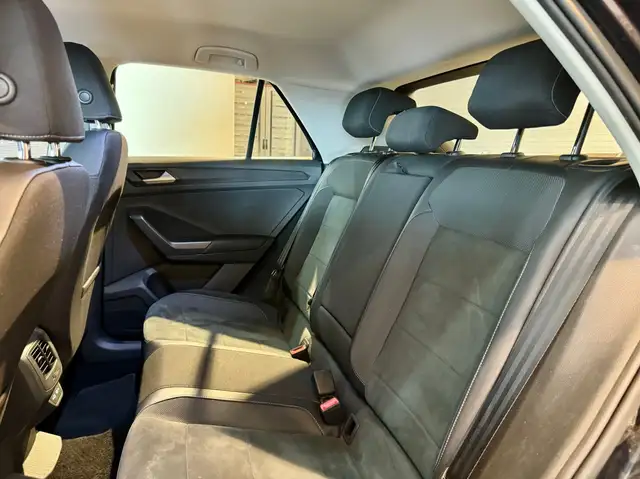 Volkswagen T-Roc view 15