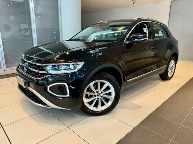 Volkswagen T-Roc view 3