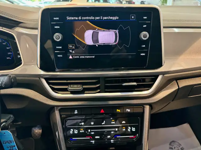 Volkswagen T-Roc view 12