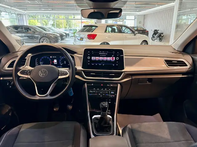 Volkswagen T-Roc view 11