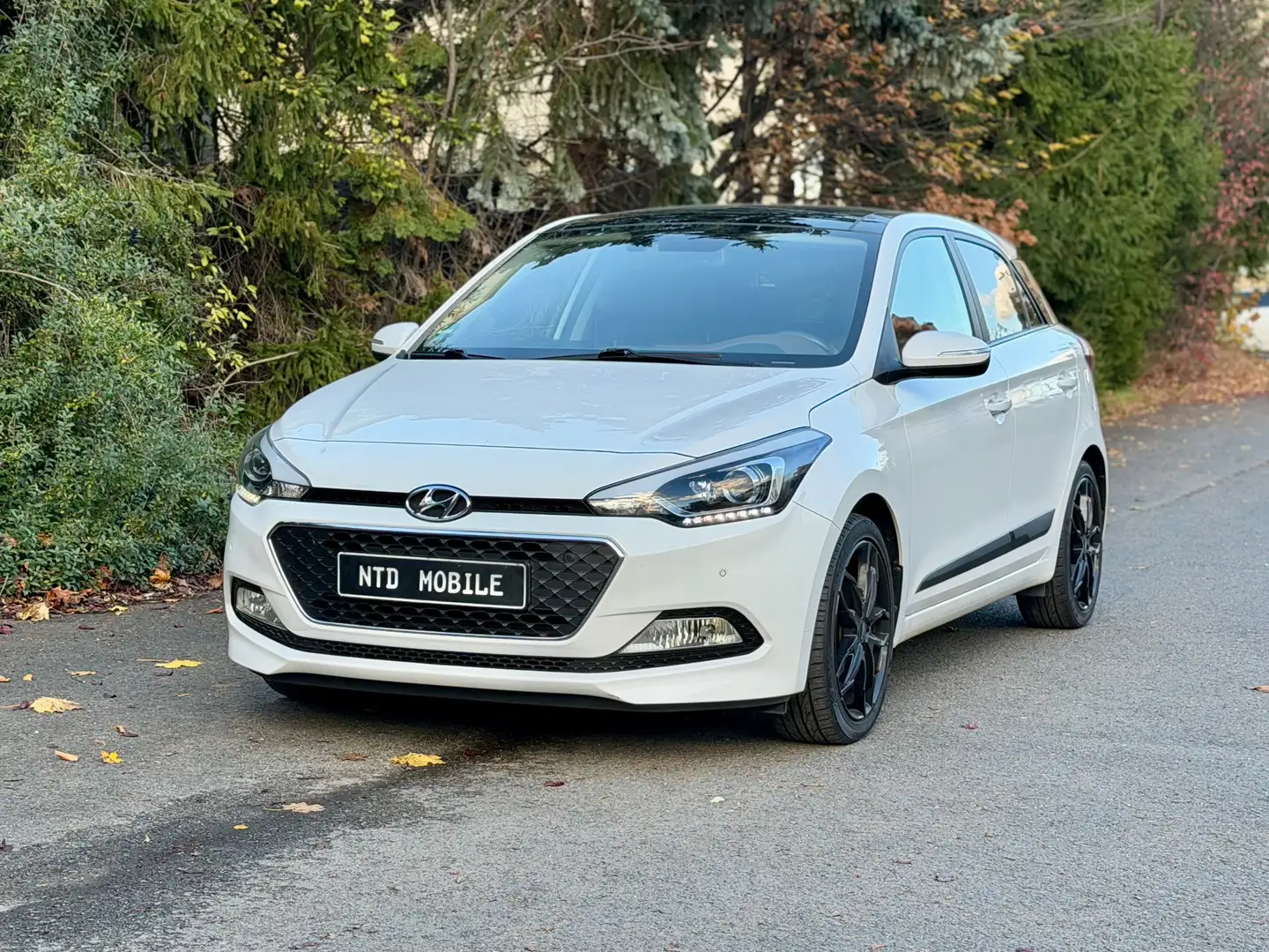 Hyundai i20 1.4 Style+PANO+S-HZNG+SITZ-HZNG+DAB+CARPLAY+AHK+ Blanc - 1