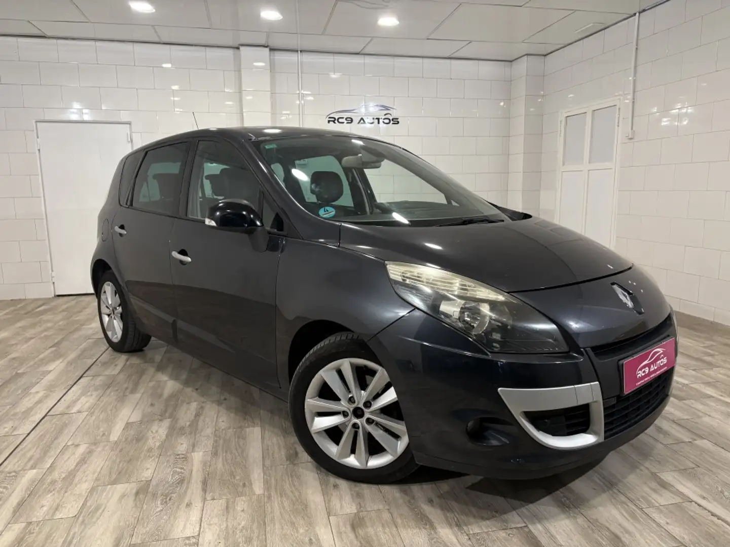 Renault Scenic 1.9dCi Bose Edition Schwarz - 1