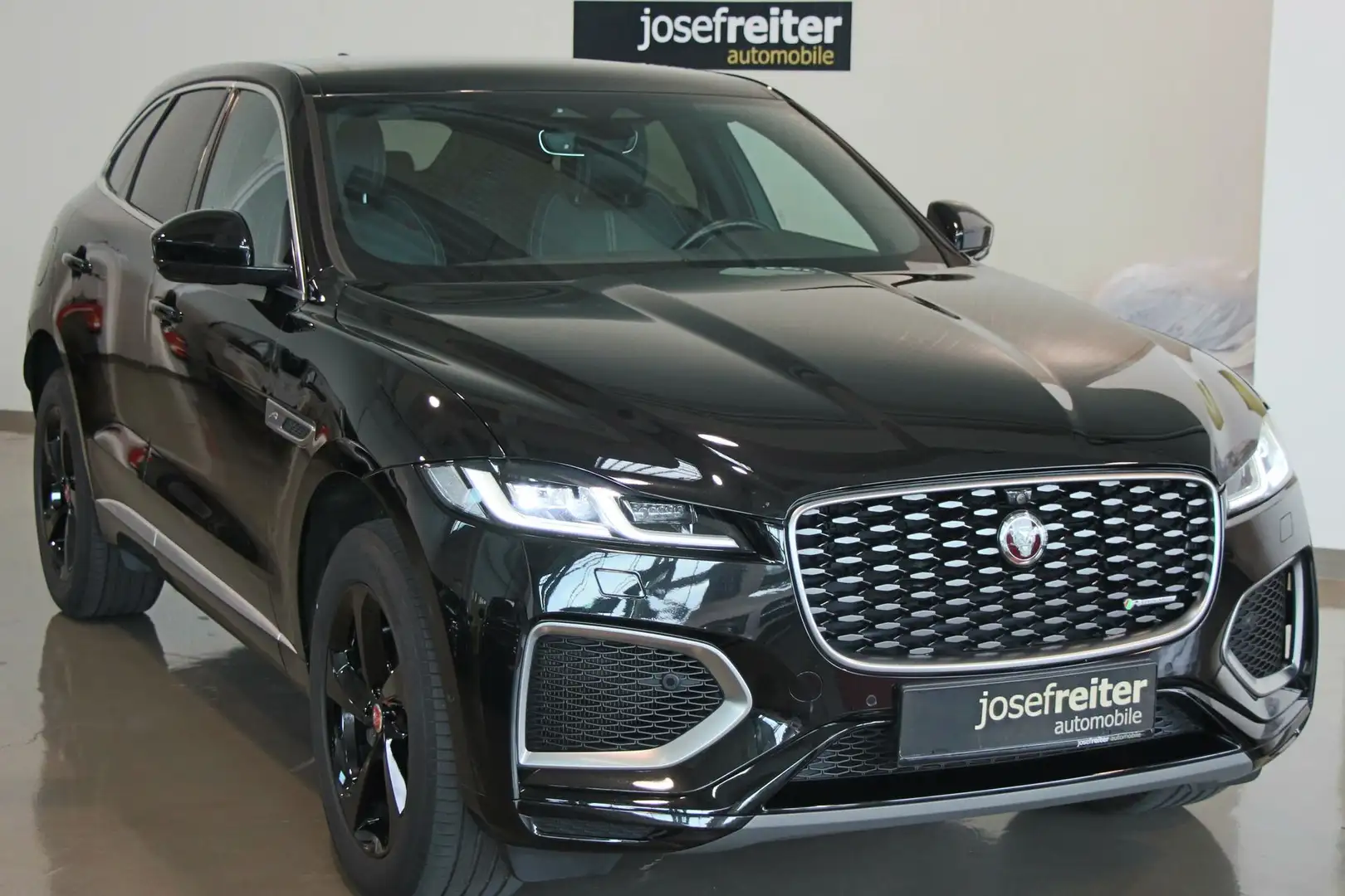 Jaguar F-Pace R-Dynamic S AWD P400e Plug-in Hybrid Чёрный - 1