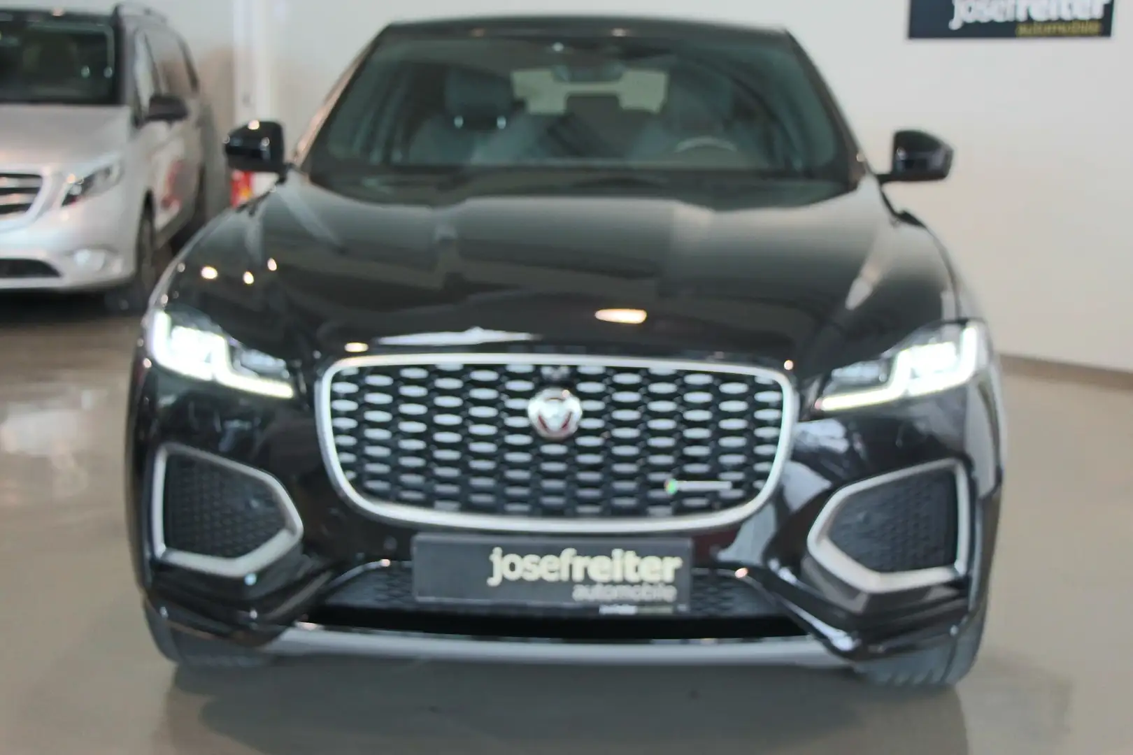 Jaguar F-Pace R-Dynamic S AWD P400e Plug-in Hybrid Schwarz - 2
