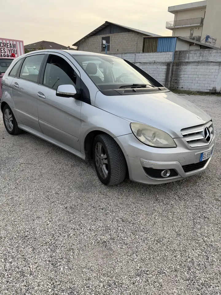 Mercedes-Benz B 180
