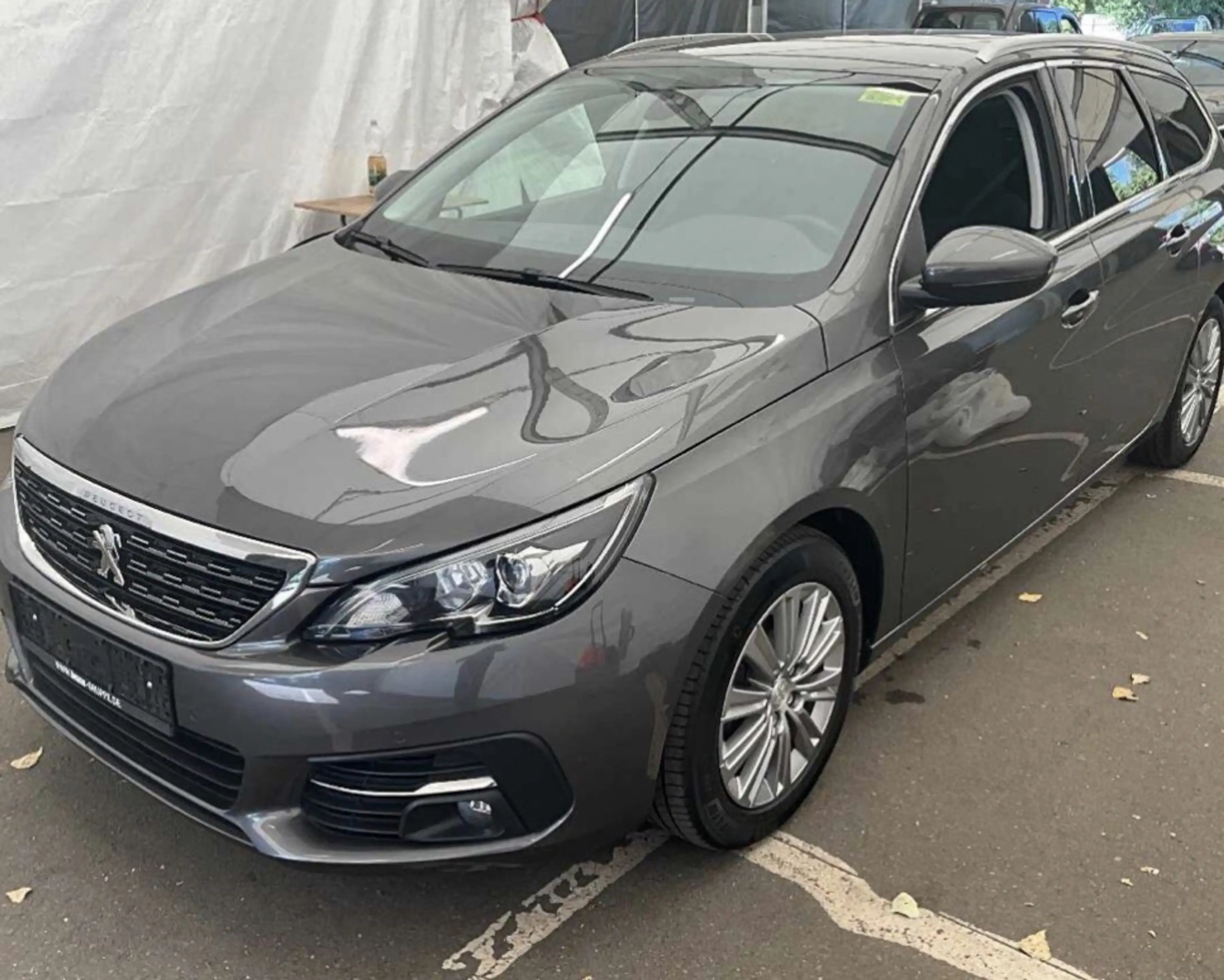 Peugeot 308 1.5 HDI Allure+1.HAND+NAVI+6 GANG+KLIMATRONIK+PDC+SHZ+AHK