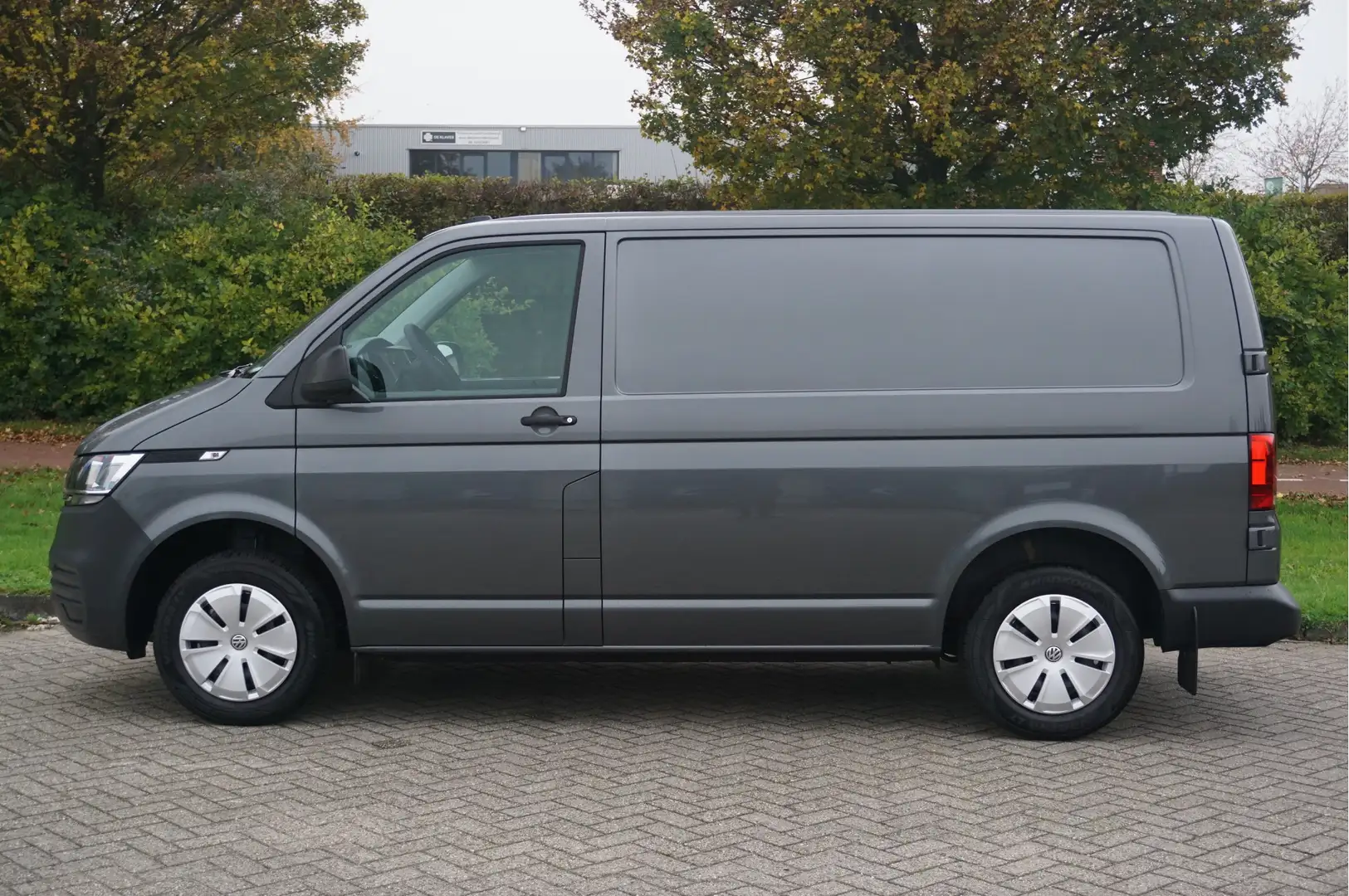 Volkswagen T6.1 Transporter 2.0TDI 110PK BPM VRIJ!! Navi, Airco, Cruise, PDC, Grau - 2
