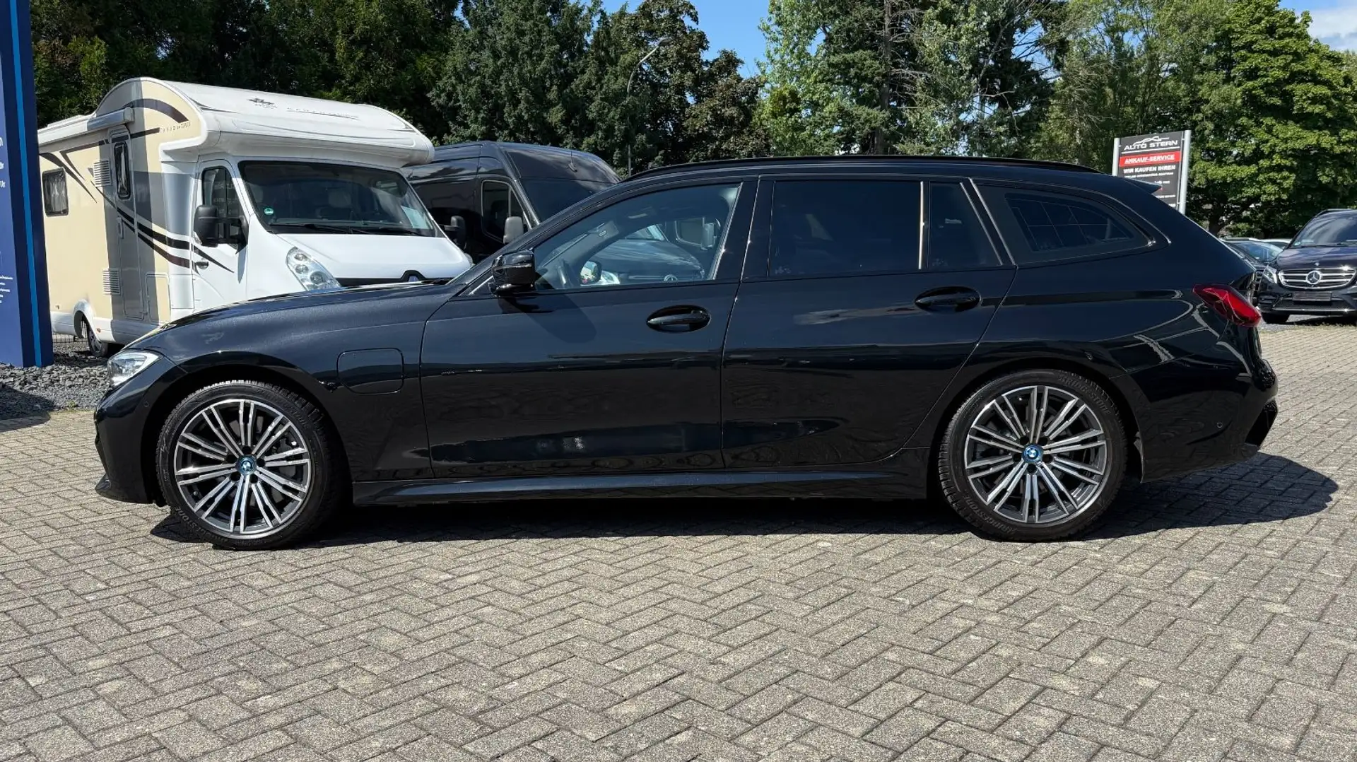BMW 330 e Touring M Sport PANO LASER AHK SPUR VIRTUAL Noir - 2